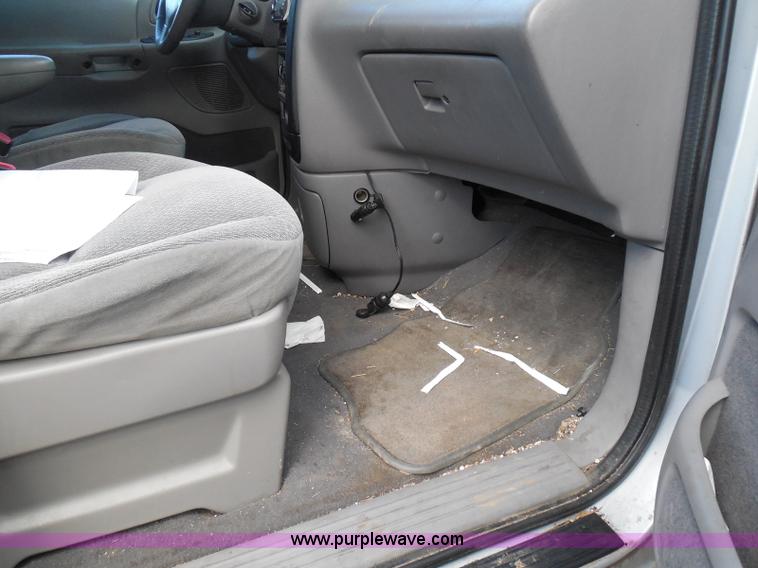 image for item I3390 2000 Ford Windstar SE van