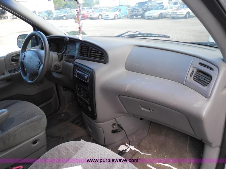 image for item I3390 2000 Ford Windstar SE van
