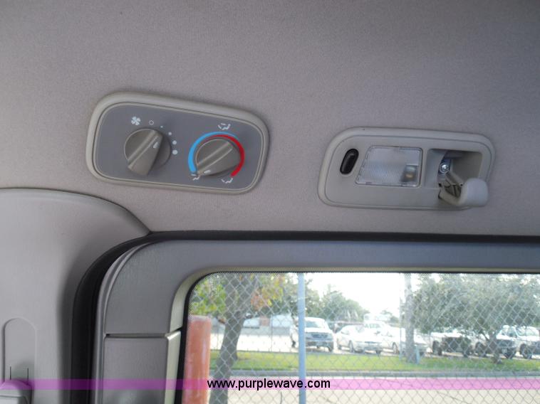 image for item I3390 2000 Ford Windstar SE van