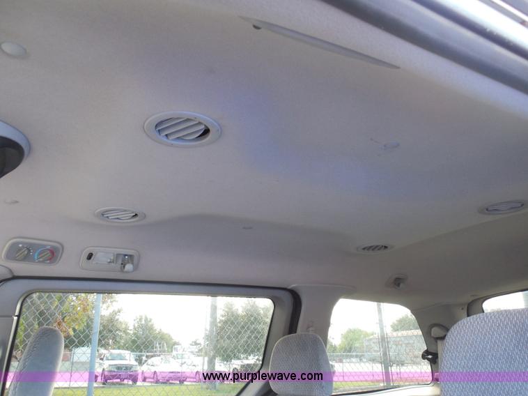 image for item I3390 2000 Ford Windstar SE van