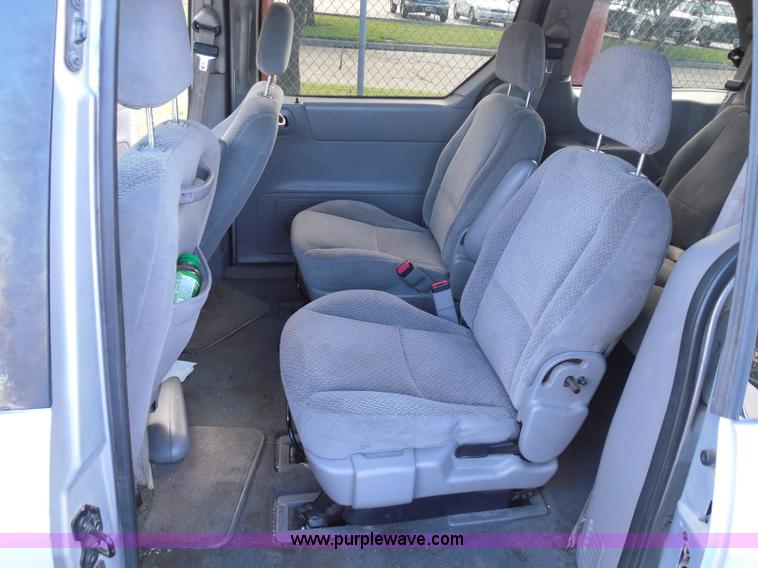 image for item I3390 2000 Ford Windstar SE van