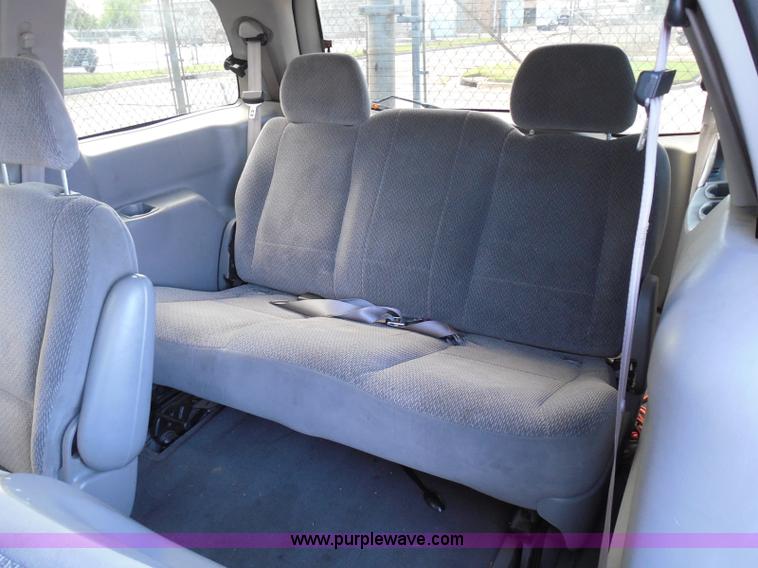 image for item I3390 2000 Ford Windstar SE van