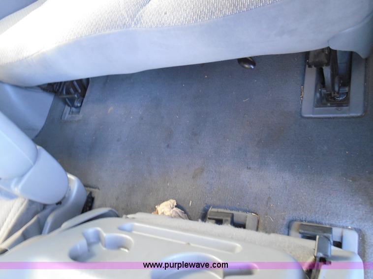 image for item I3390 2000 Ford Windstar SE van