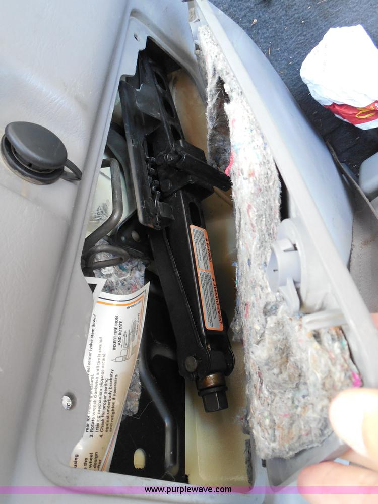 image for item I3390 2000 Ford Windstar SE van