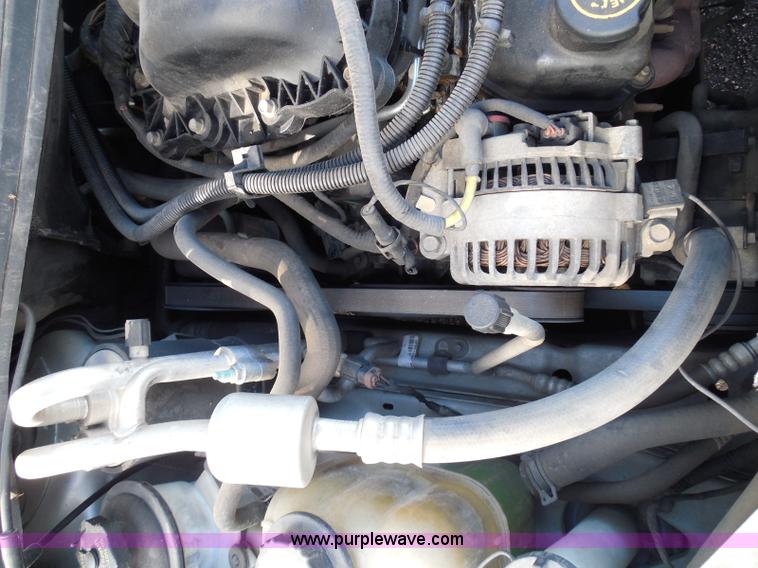 image for item I3390 2000 Ford Windstar SE van