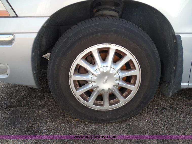 image for item I3390 2000 Ford Windstar SE van