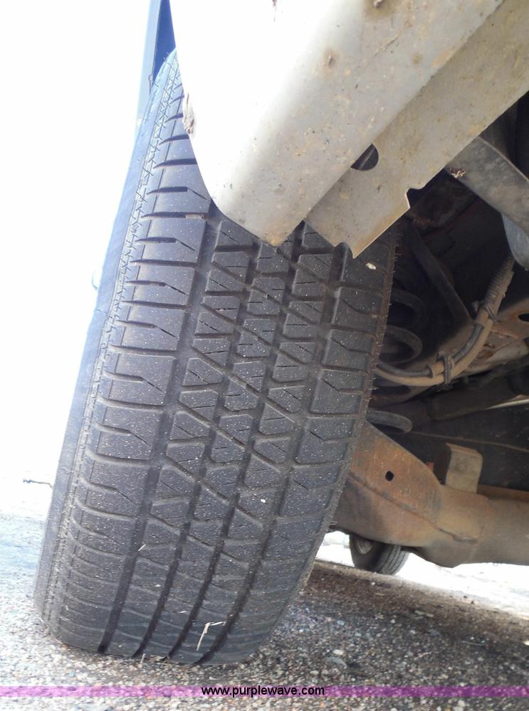 image for item I3390 2000 Ford Windstar SE van