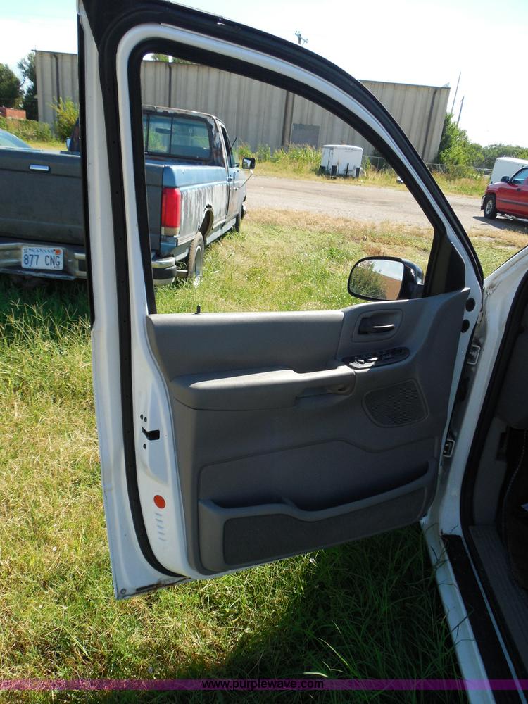 image for item I3425 2003 Ford Windstar LX van