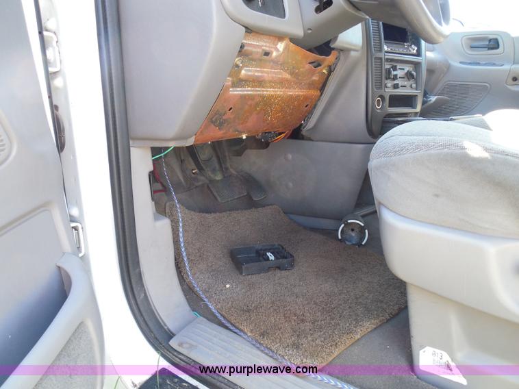 image for item I3425 2003 Ford Windstar LX van