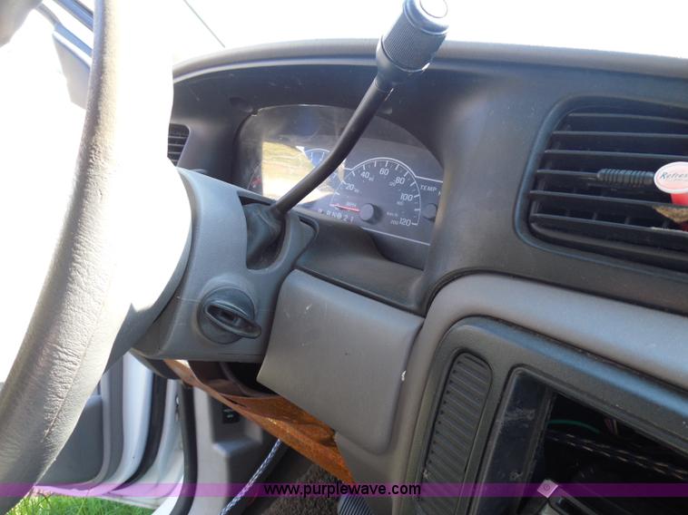 image for item I3425 2003 Ford Windstar LX van