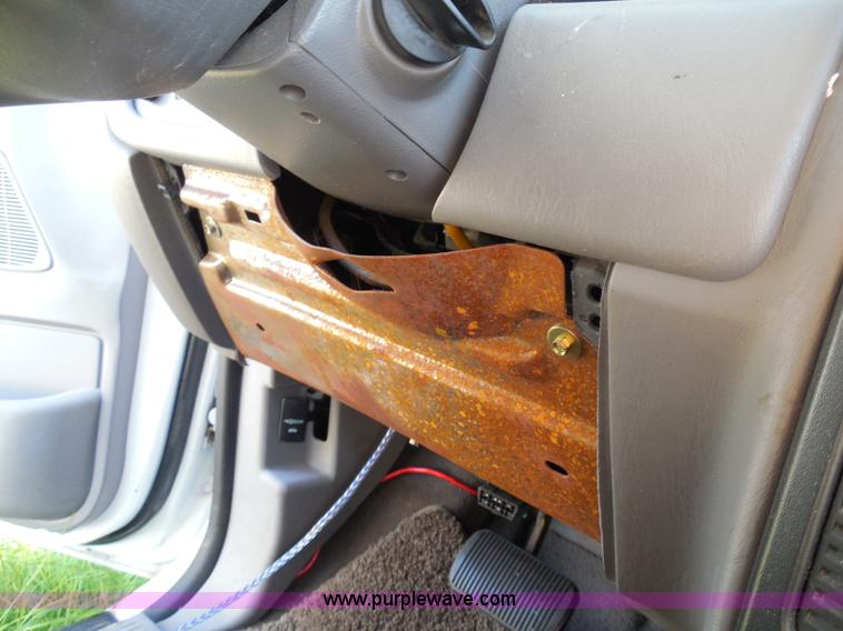 image for item I3425 2003 Ford Windstar LX van