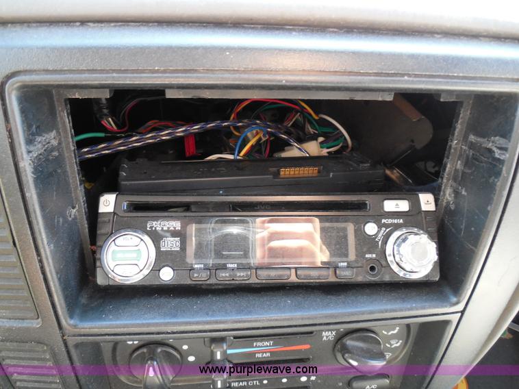 image for item I3425 2003 Ford Windstar LX van