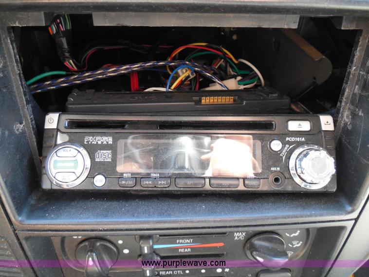 image for item I3425 2003 Ford Windstar LX van