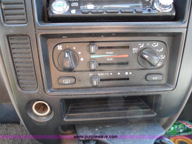 image for item I3425 2003 Ford Windstar LX van