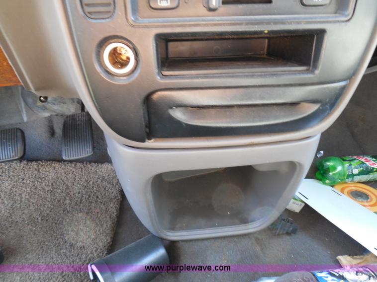 image for item I3425 2003 Ford Windstar LX van