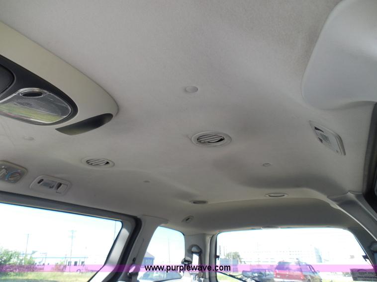 image for item I3425 2003 Ford Windstar LX van