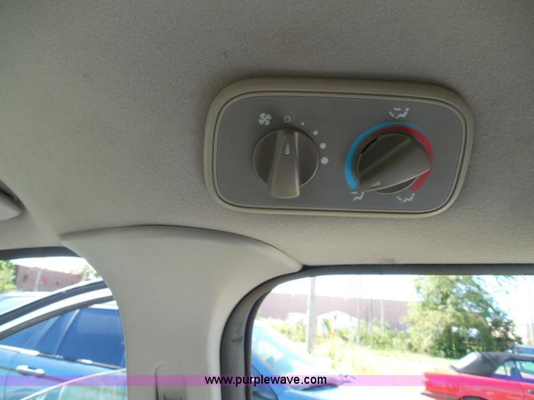 image for item I3425 2003 Ford Windstar LX van