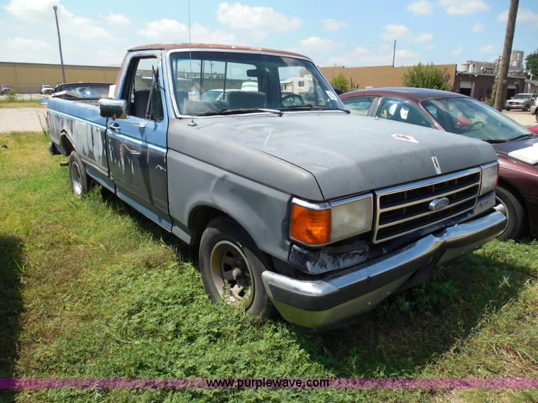 image for item I3478 1990 Ford F150 XLT Lariat pickup truck