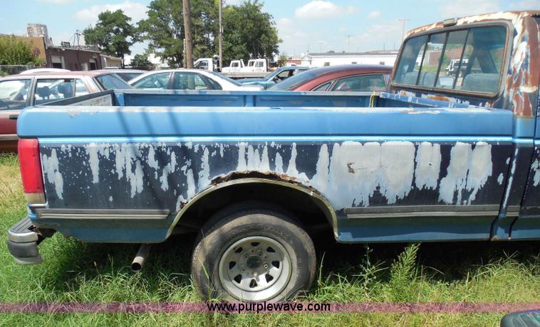 image for item I3478 1990 Ford F150 XLT Lariat pickup truck