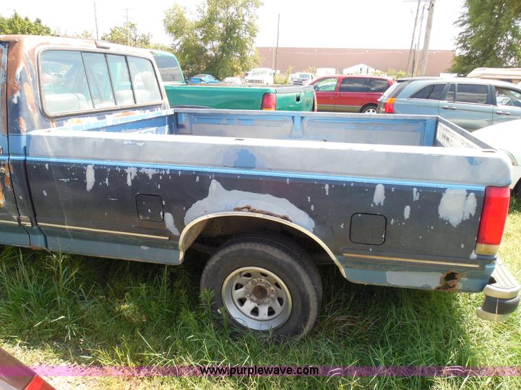 image for item I3478 1990 Ford F150 XLT Lariat pickup truck