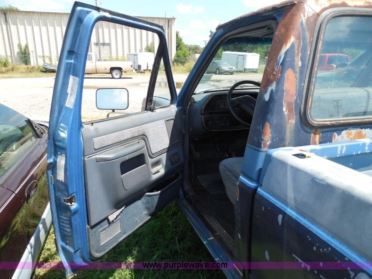 image for item I3478 1990 Ford F150 XLT Lariat pickup truck