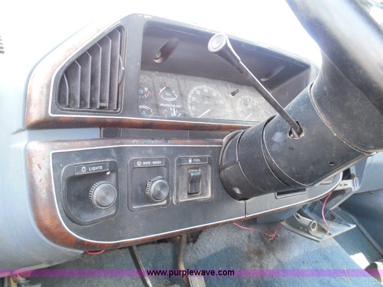 image for item I3478 1990 Ford F150 XLT Lariat pickup truck