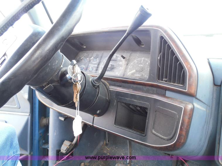 image for item I3478 1990 Ford F150 XLT Lariat pickup truck