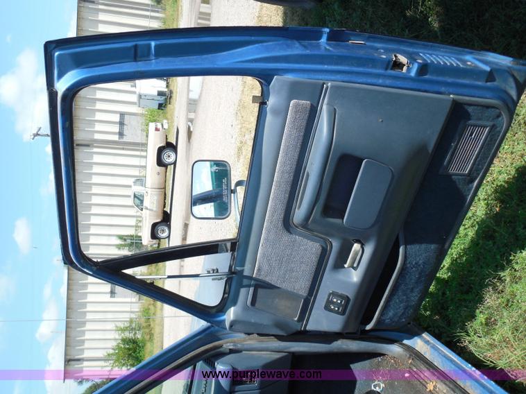 image for item I3478 1990 Ford F150 XLT Lariat pickup truck