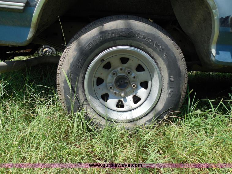 image for item I3478 1990 Ford F150 XLT Lariat pickup truck