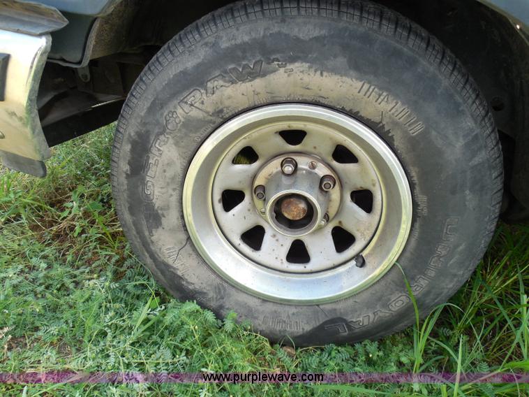 image for item I3478 1990 Ford F150 XLT Lariat pickup truck