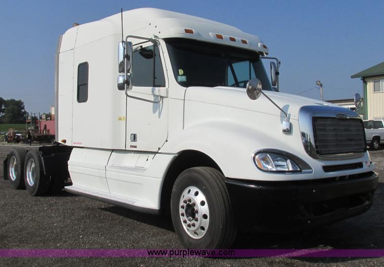 image for item AW9898 2005 Freightliner Columbia Heritage Edition semi truck