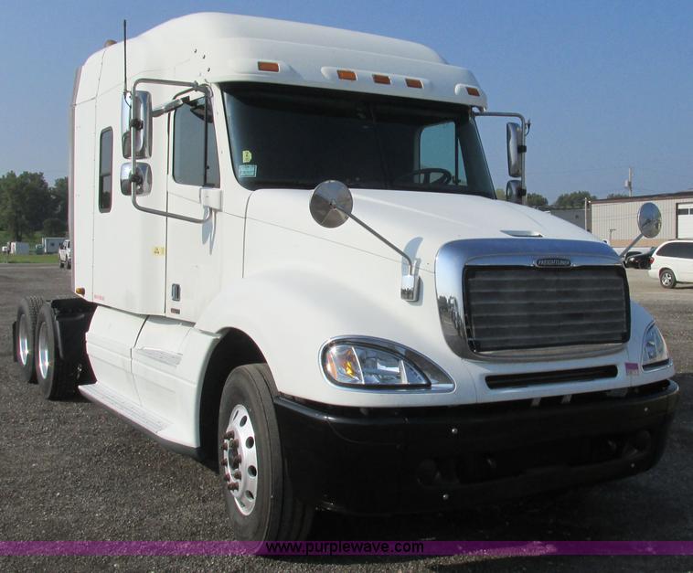 image for item AW9898 2005 Freightliner Columbia Heritage Edition semi truck