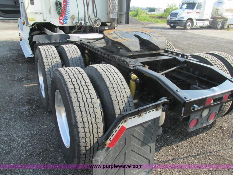 image for item AW9898 2005 Freightliner Columbia Heritage Edition semi truck