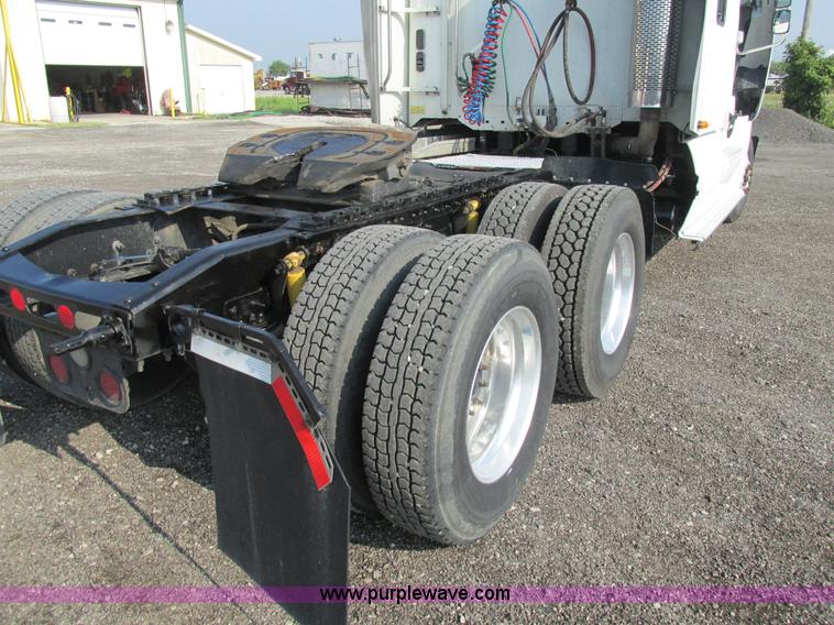 image for item AW9898 2005 Freightliner Columbia Heritage Edition semi truck