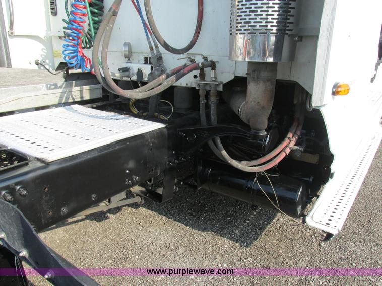 image for item AW9898 2005 Freightliner Columbia Heritage Edition semi truck