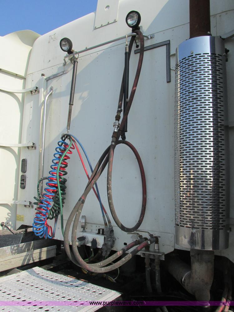 image for item AW9898 2005 Freightliner Columbia Heritage Edition semi truck