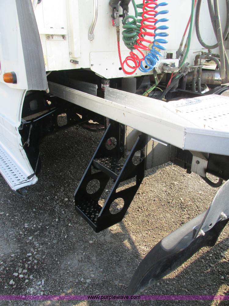 image for item AW9898 2005 Freightliner Columbia Heritage Edition semi truck