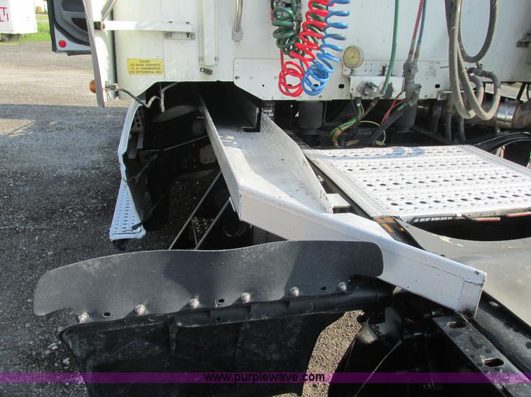 image for item AW9898 2005 Freightliner Columbia Heritage Edition semi truck