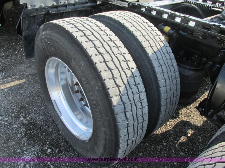 image for item AW9898 2005 Freightliner Columbia Heritage Edition semi truck