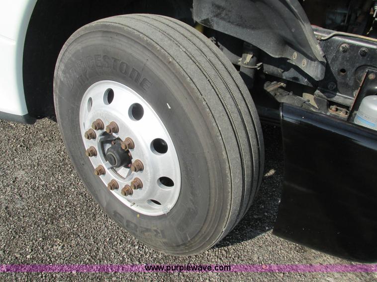 image for item AW9898 2005 Freightliner Columbia Heritage Edition semi truck