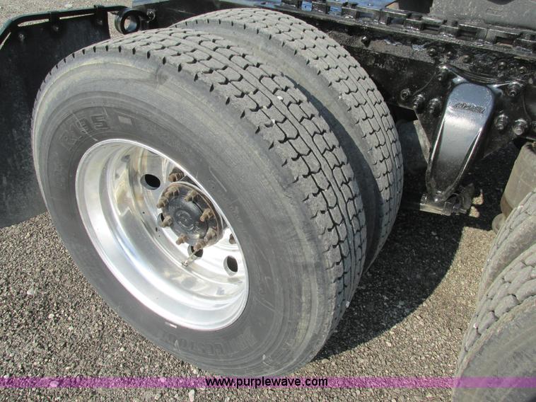 image for item AW9898 2005 Freightliner Columbia Heritage Edition semi truck