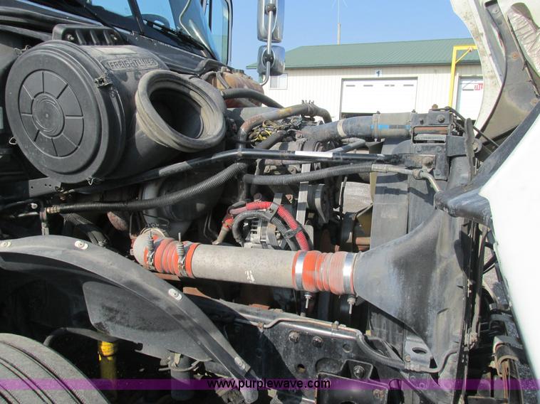 image for item AW9898 2005 Freightliner Columbia Heritage Edition semi truck