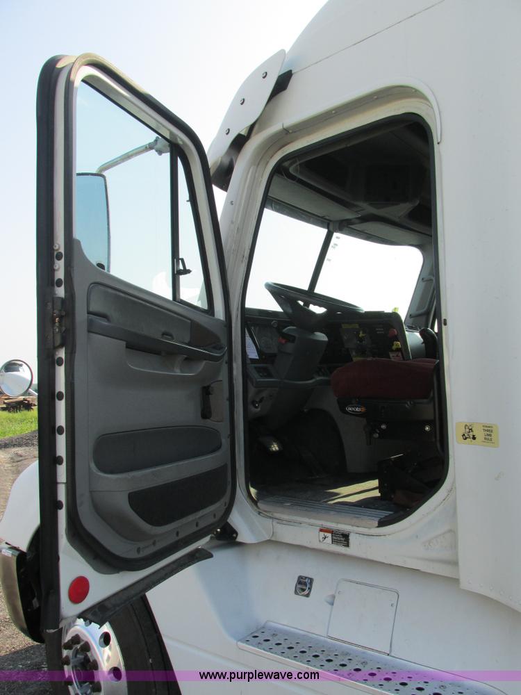 image for item AW9898 2005 Freightliner Columbia Heritage Edition semi truck