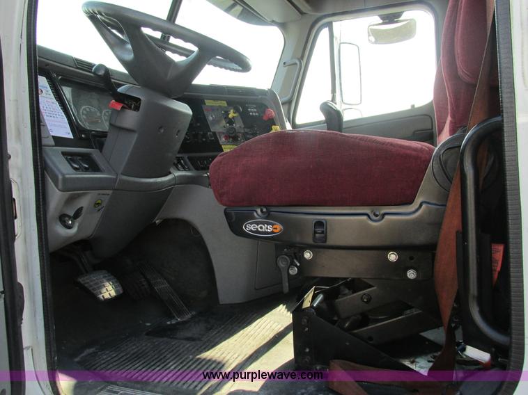 image for item AW9898 2005 Freightliner Columbia Heritage Edition semi truck