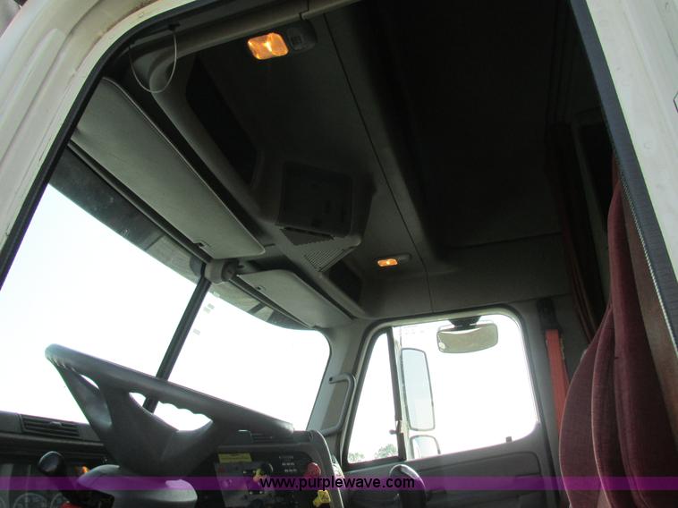 image for item AW9898 2005 Freightliner Columbia Heritage Edition semi truck