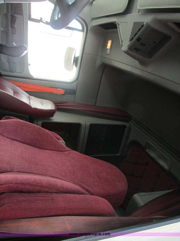 image for item AW9898 2005 Freightliner Columbia Heritage Edition semi truck