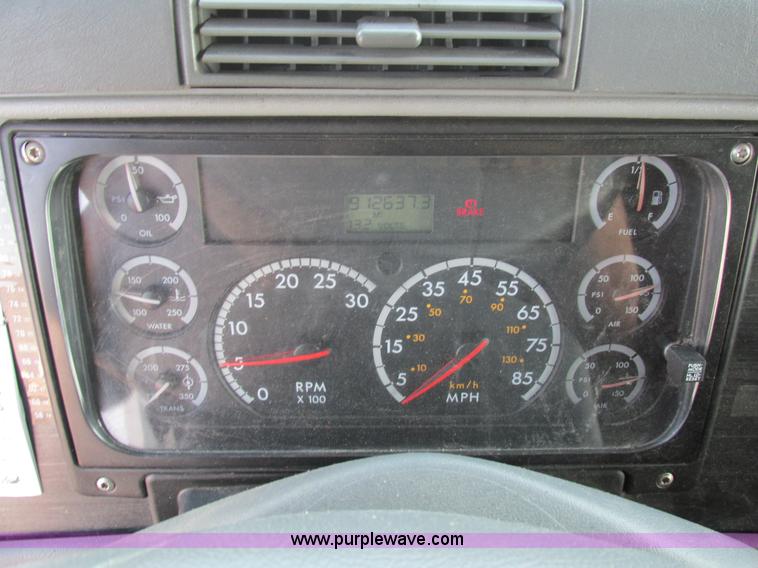 image for item AW9898 2005 Freightliner Columbia Heritage Edition semi truck