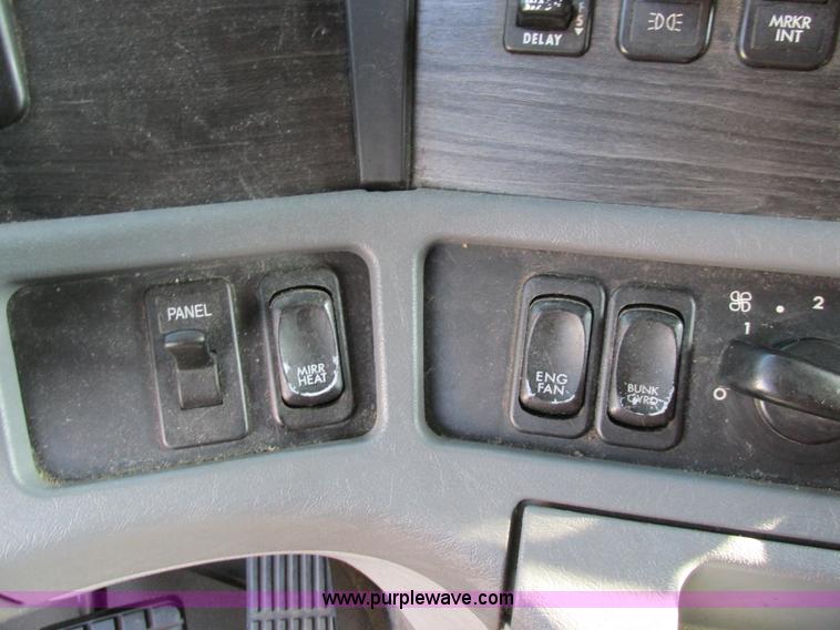 image for item AW9898 2005 Freightliner Columbia Heritage Edition semi truck