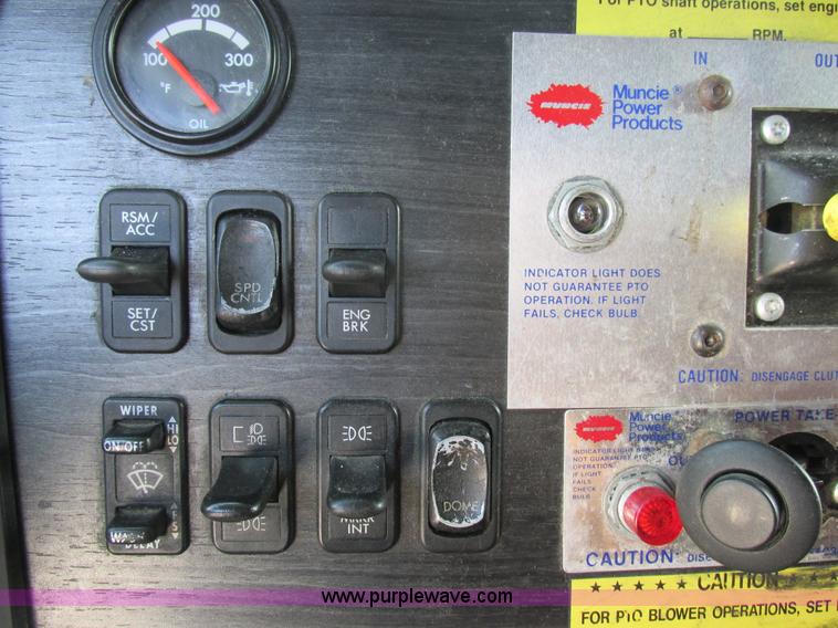 image for item AW9898 2005 Freightliner Columbia Heritage Edition semi truck