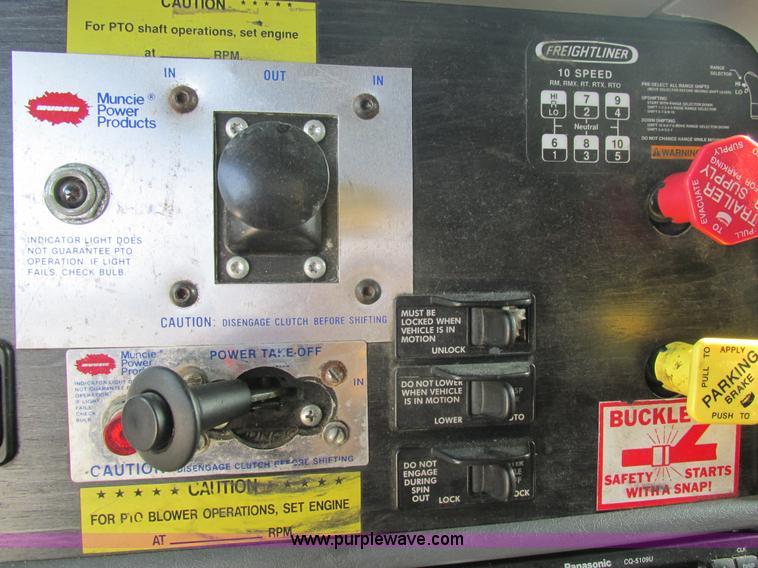 image for item AW9898 2005 Freightliner Columbia Heritage Edition semi truck